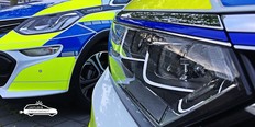Zu sehen sind die Frontscheinwerfer polizeilicher E-Fahrzeuge