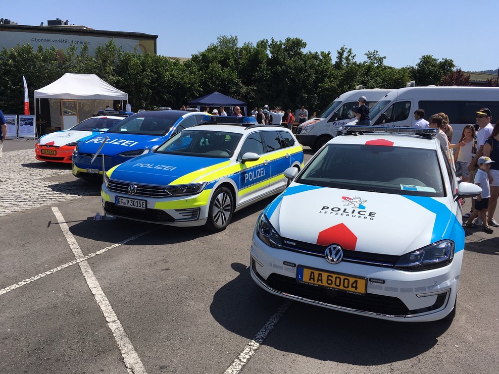 Zu sehen sind verschiedene polizeiliche E-Fahrzeuge aus unterschiedlichen Ländern