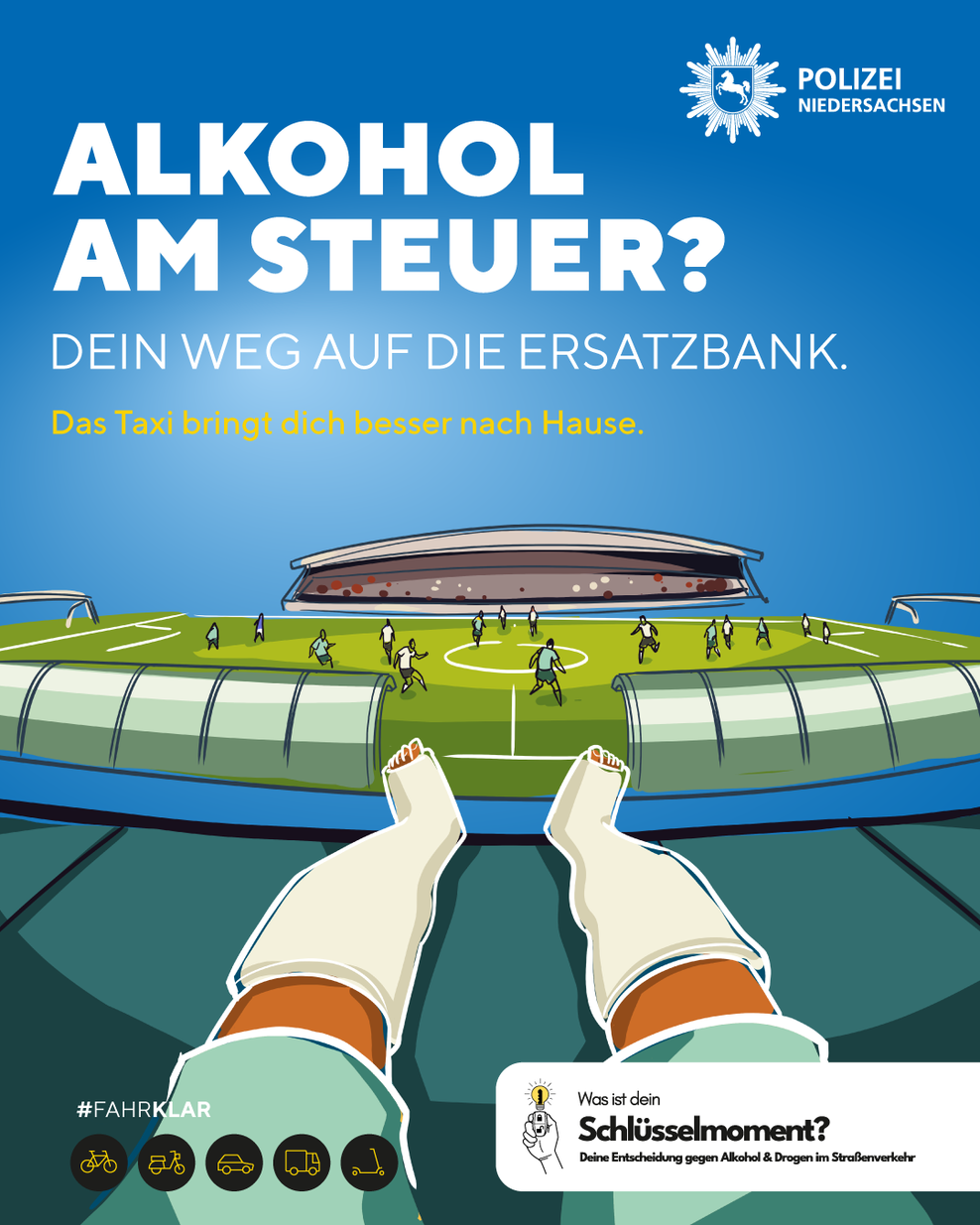 Zu sehen sind zwei eingegibste Füße mit Blick auf einen Fußballplatz. Darüber die Überschrift: Alkoholisiert am Steuer? Dein Weg auf die Ersatzbank