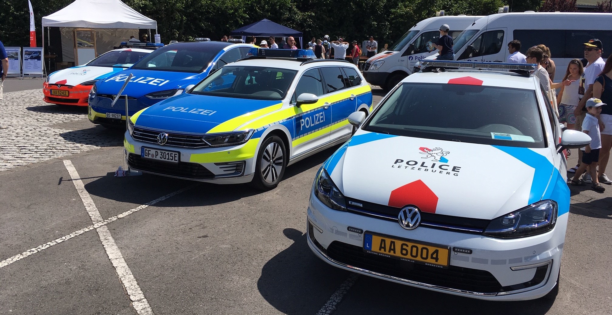 Verschiedene polizeiliche E-Fahrzeuge